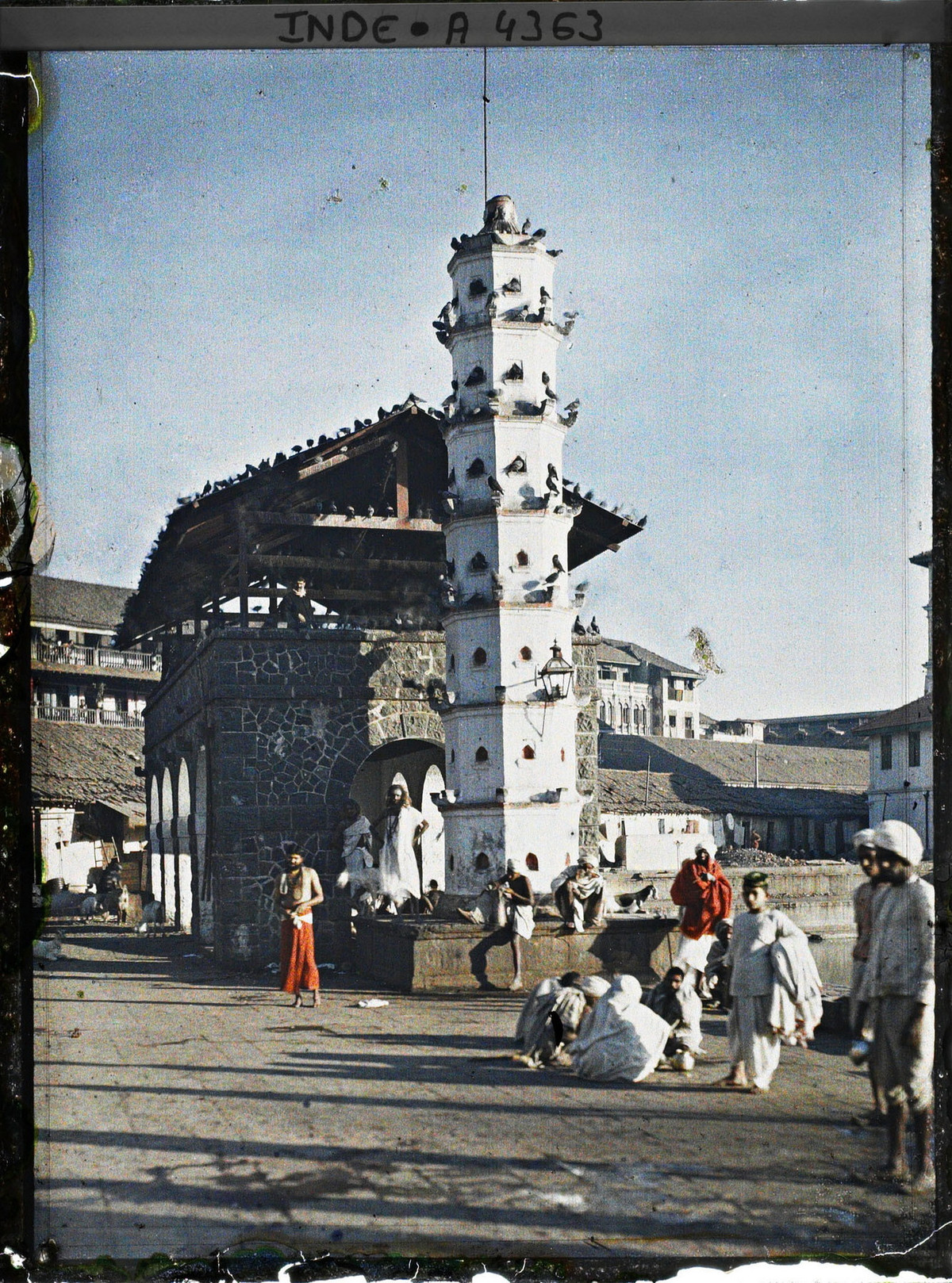 Deep Jyoti Stambh - tòa tháp 7 tầng dùng để thắp đèn dầu trong kiến trúc Hindu giáo. Sau tháp là nhà hỏa táng.