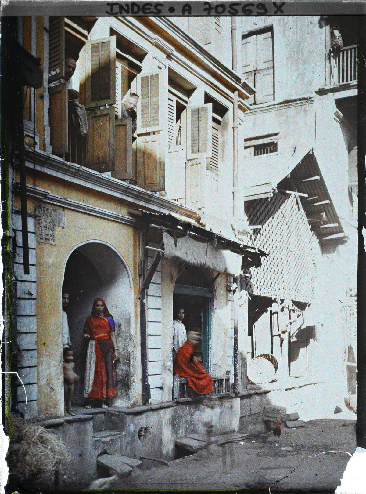 Người dân trên đường phố Bombay ngạc nhiên khi được chụp hình.