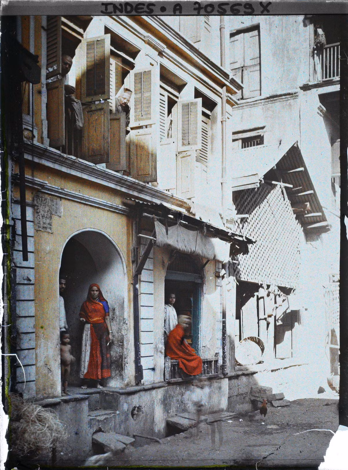 Người dân trên đường phố Bombay ngạc nhiên khi được chụp hình.