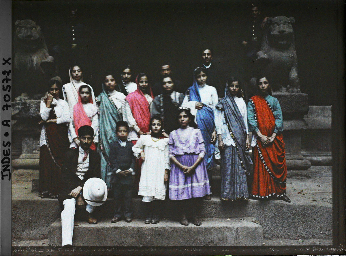 Nhóm du khách chụp hình kỷ niệm ở hang động điêu khắc Elephanta, đảo Elephanta, phía Đông thành phố Bombay.