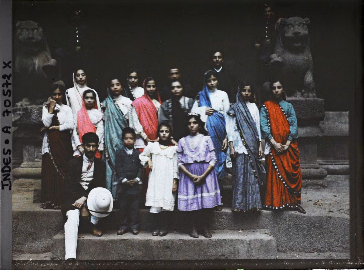 Nhóm du khách chụp hình kỷ niệm ở hang động điêu khắc Elephanta, đảo Elephanta, phía Đông thành phố Bombay.