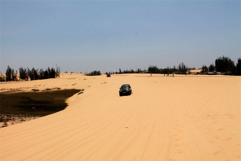 Cách khác là từ thành phố Phan Thiết theo quốc lộ 1A đến Lương Sơn, rẽ phải ở ngã ba, đi chừng 18 km, băng qua đồi trọc, rừng dừa một lúc là đến nơi. Ảnh: Phước Bình.