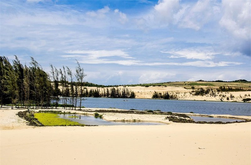 Bàu Trắng không chỉ là nơi cung cấp nước ngọt mà còn là thắng cảnh đẹp ở khu vực Hòa Thắng-Bắc Bình. Ảnh: Thao Nguyen.