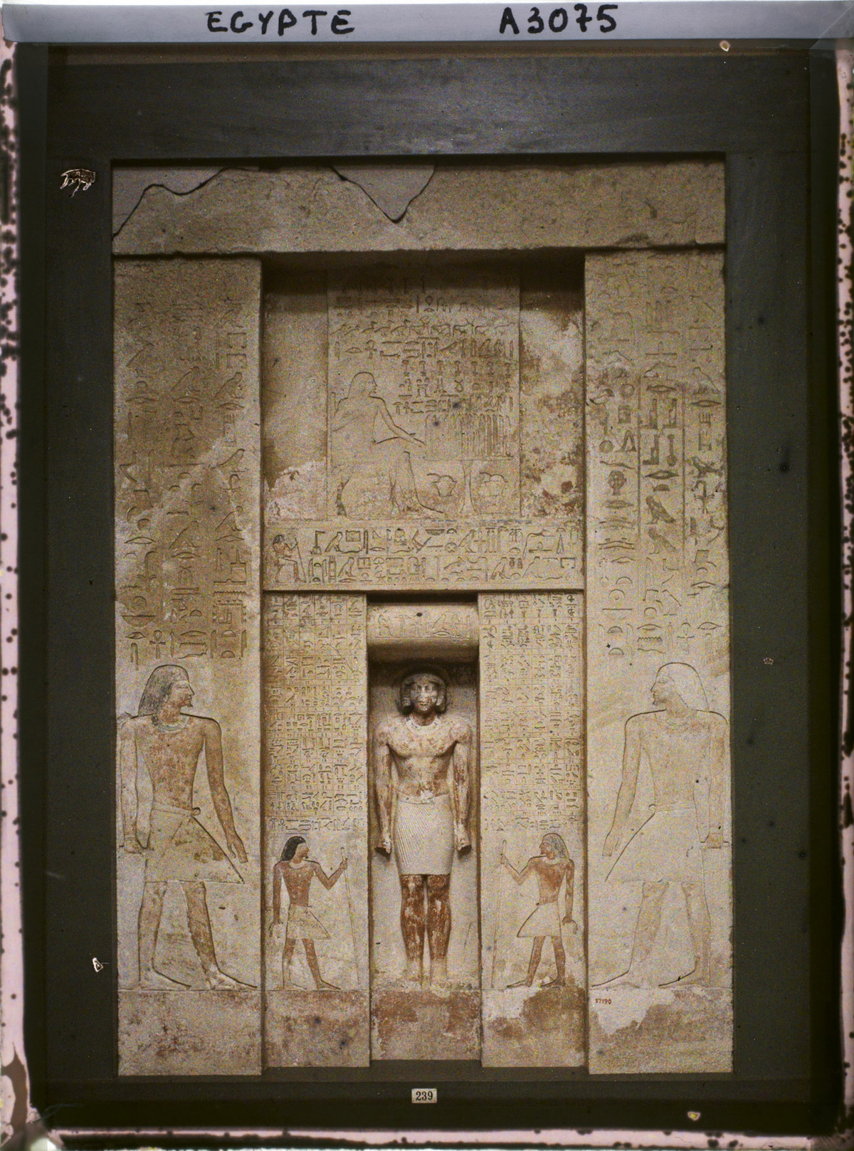 Tấm bia khắc hình Teti, vị pharaon đầu tiên thuộc Vương triều thứ 6. Hình hai người con trai của ông được khắc bên cạnh.