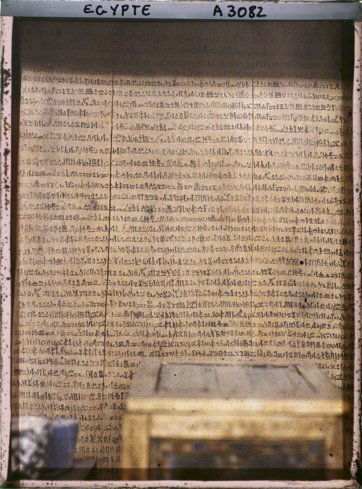 Bảng gỗ khắc kinh văn bằng chữ Ai Cập cổ.