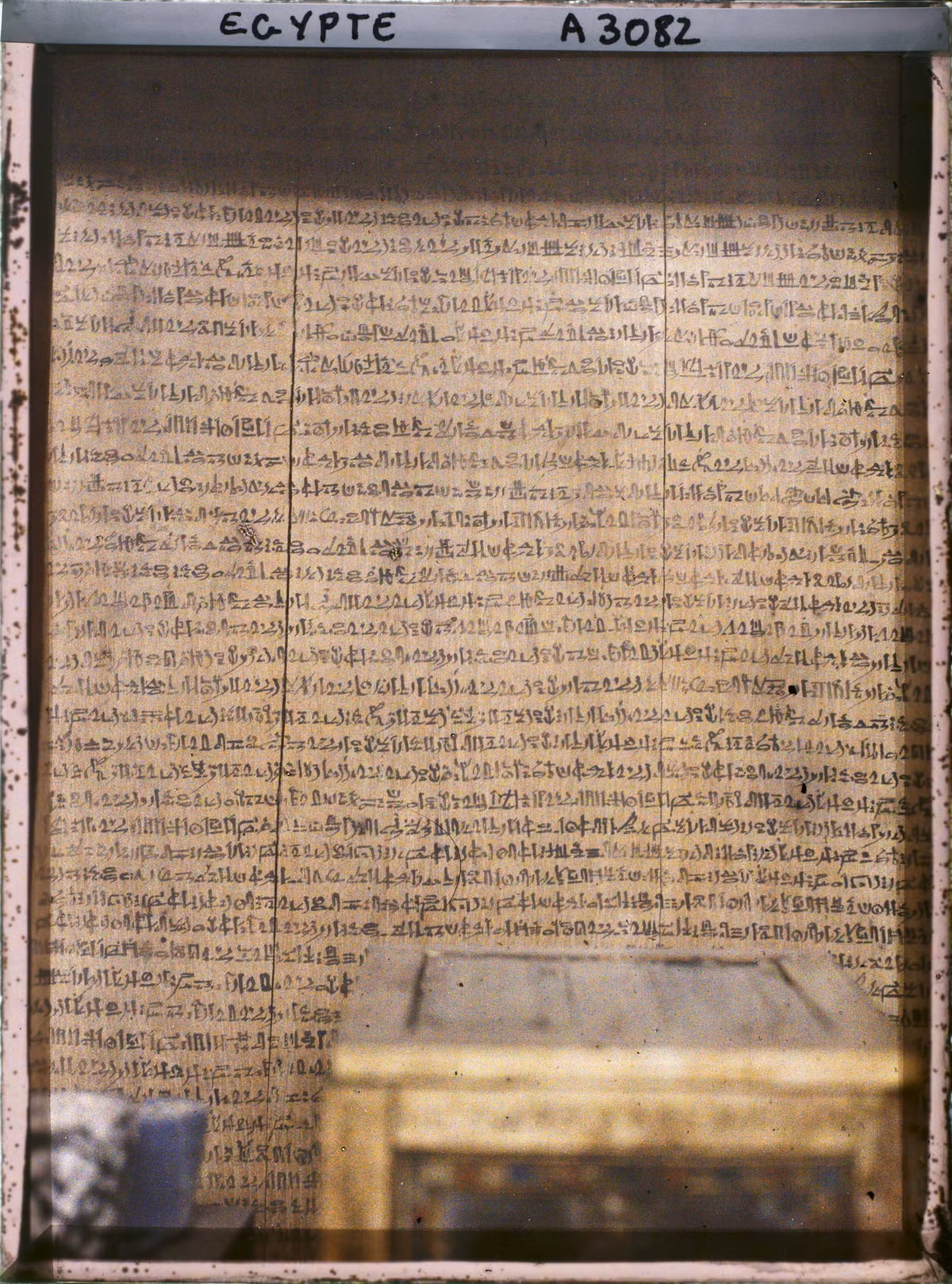 Bảng gỗ khắc kinh văn bằng chữ Ai Cập cổ.