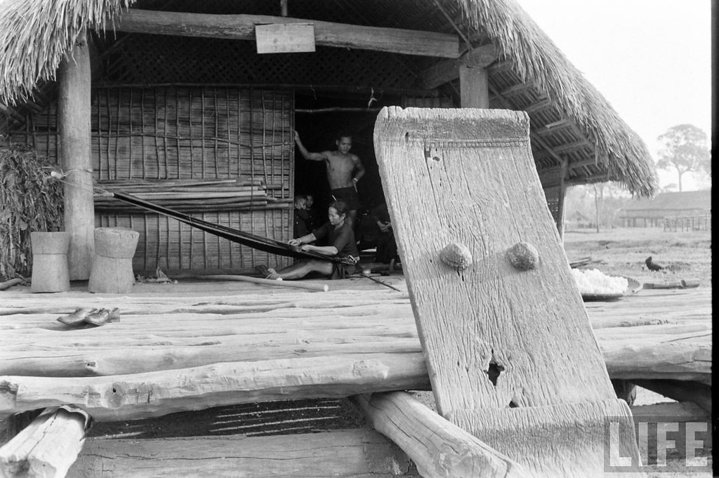 Cảnh sinh hoạt trên một nhà sàn.