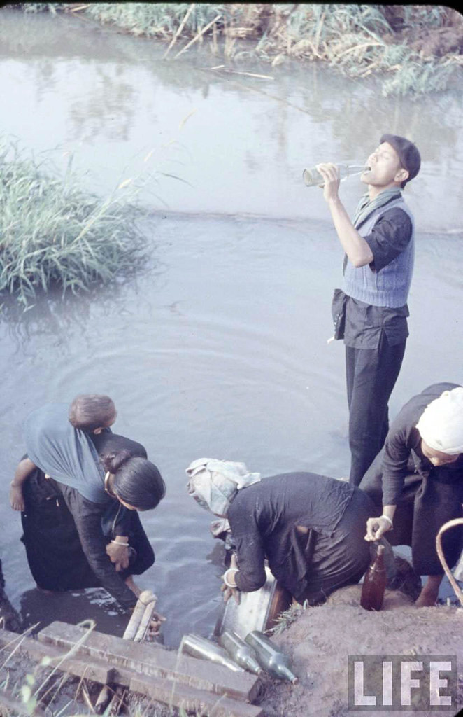 Người dân địa phương lấy nước uống ở bờ suối.