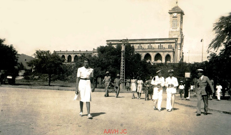 Bà Rémi đứng ở quảng trường gần nhà thờ Núi.