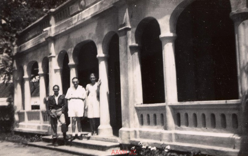 Chụp hình kỷ niệm cùng các nam giới đồng hương.