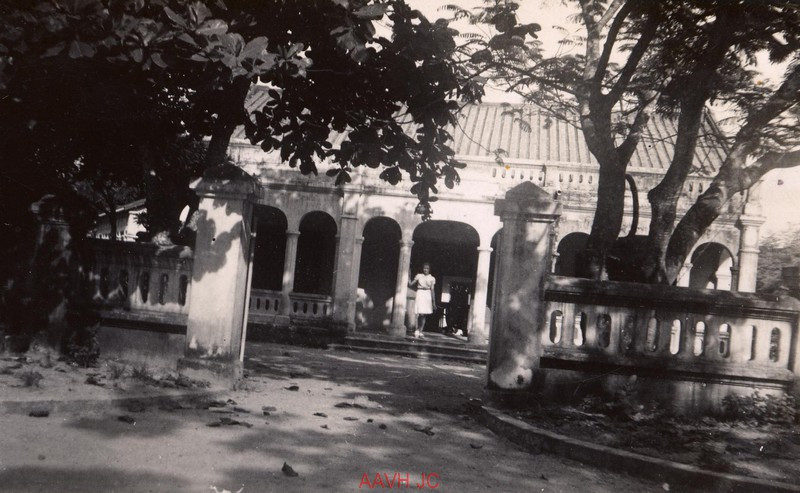 Bà Rémi ghé thăm một trụ sở công quyền ở Nha Trang.