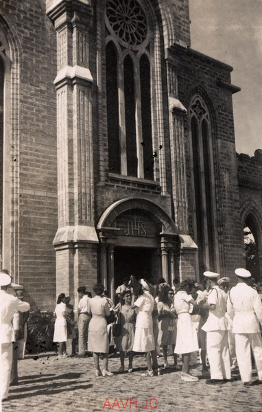 Cùng cộng đồng người Pháp tham gia buổi thánh lễ ở nhà thờ Núi Nha Trang.