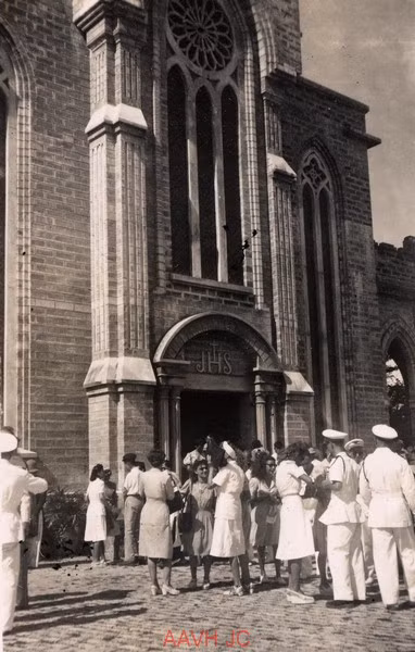 Cùng cộng đồng người Pháp tham gia buổi thánh lễ ở nhà thờ Núi Nha Trang.