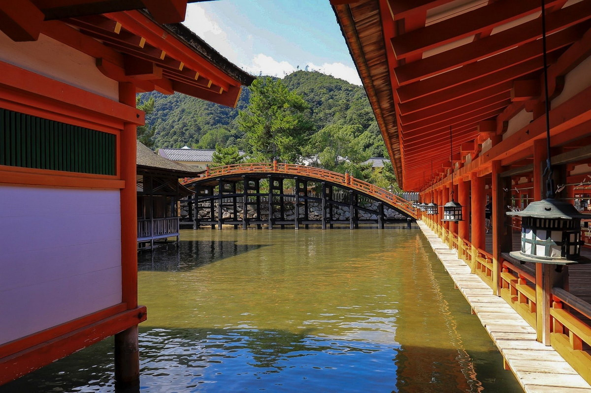 Cầu Sorihashi, cây cầu bằng gỗ nằm ở phía Nam khuôn viên ngôi đền là một điểm nhấn kiến trúc, tạo nên cảnh tượng động đáo hiếm có, đồng thời cũng là một lối vào đền từ thị trấn Hatsukaichi. Ảnh: RECOTRIP.