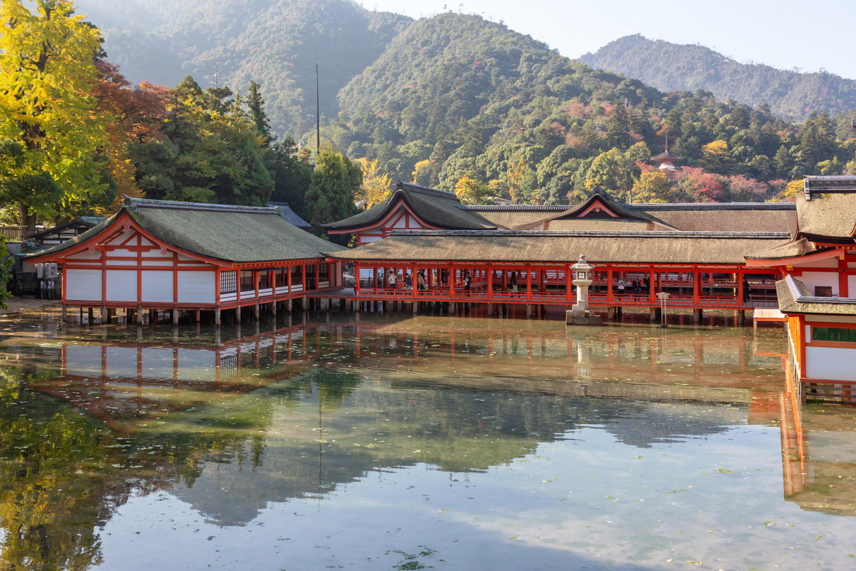 Bên cạnh chính điện, đền còn nhiều điện thờ nhỏ hơn và một sân khấu kịch noh, kết nối với nhau bằng hệ thống hành lang có mái che. Mỗi chi tiết trong kiến trúc của đền Itsukushima đều thể hiện sự tôn trọng đối với thiên nhiên và các quy luật của vũ trụ. Ảnh: Culture Trip.