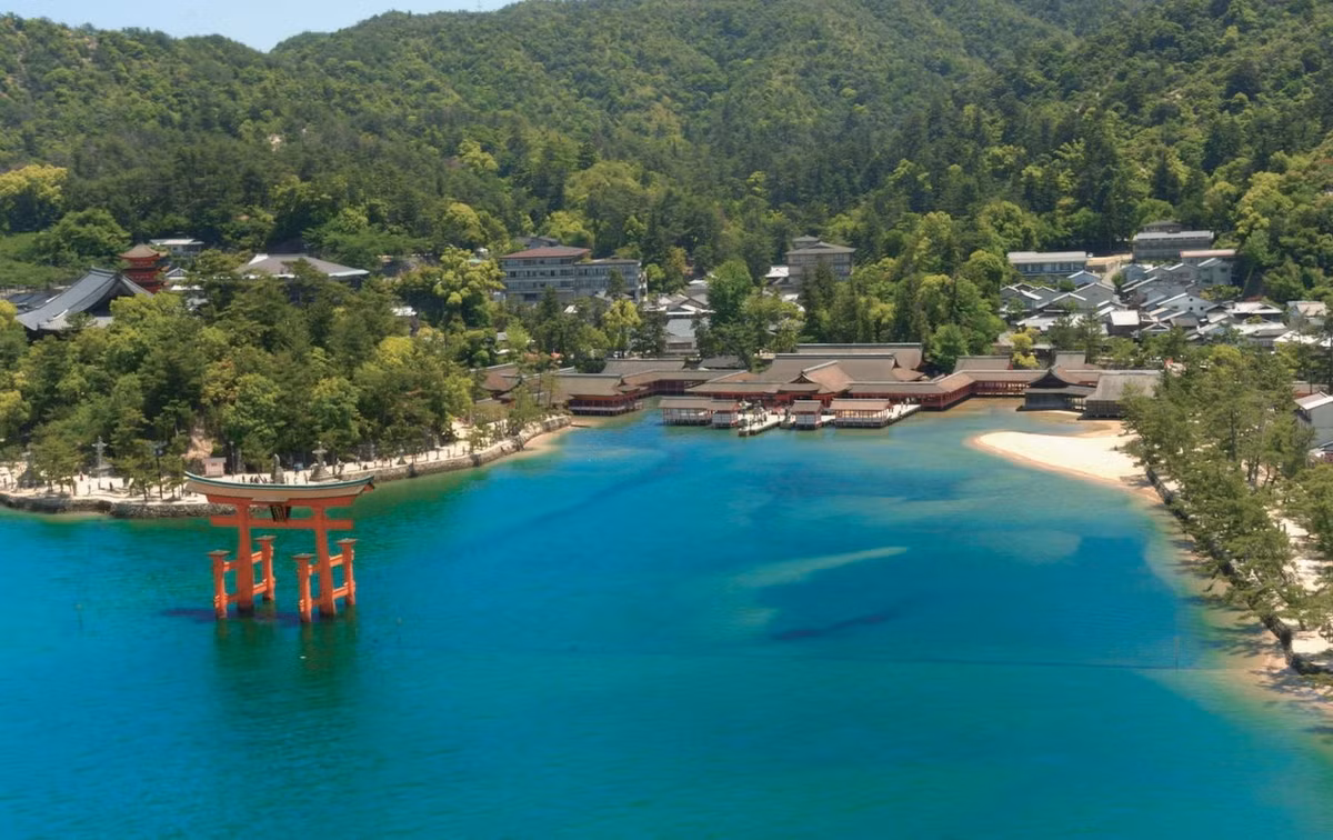  Đền Itsukushima (Nghiêm Đảo thần xã) là một ngôi đền nằm trên đảo Itsukushima, trong vịnh Seto ở tỉnh Hiroshima, Nhật Bản. Với sự hòa quyện tuyệt vời giữa thiên nhiên và kiến trúc Nhật Bản truyền thống, ngôi đền này hút một lượng khách trong và ngoài nước khổng lồ ghé thăm mỗi năm. Ảnh: Travel Japan.