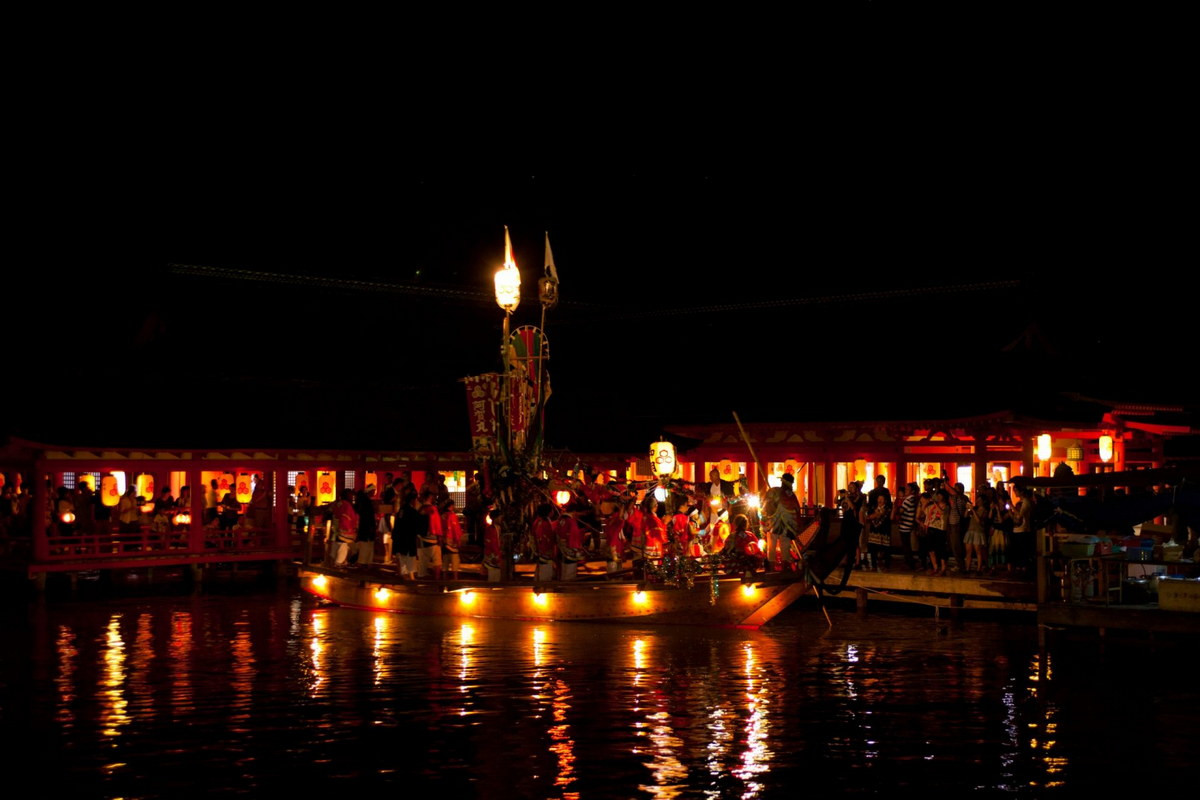 Đền Itsukushima cũng nổi tiếng với lễ hội truyền thống "Kangen-sai" diễn ra vào tháng 5 hàng năm. Lễ hội bao gồm các màn trình diễn nghệ thuật truyền thống như nhảy múa, diễu hành và biểu diễn trên nước, tạo nên một không khí sôi động và phấn khích. Ảnh: Gltjp.com.