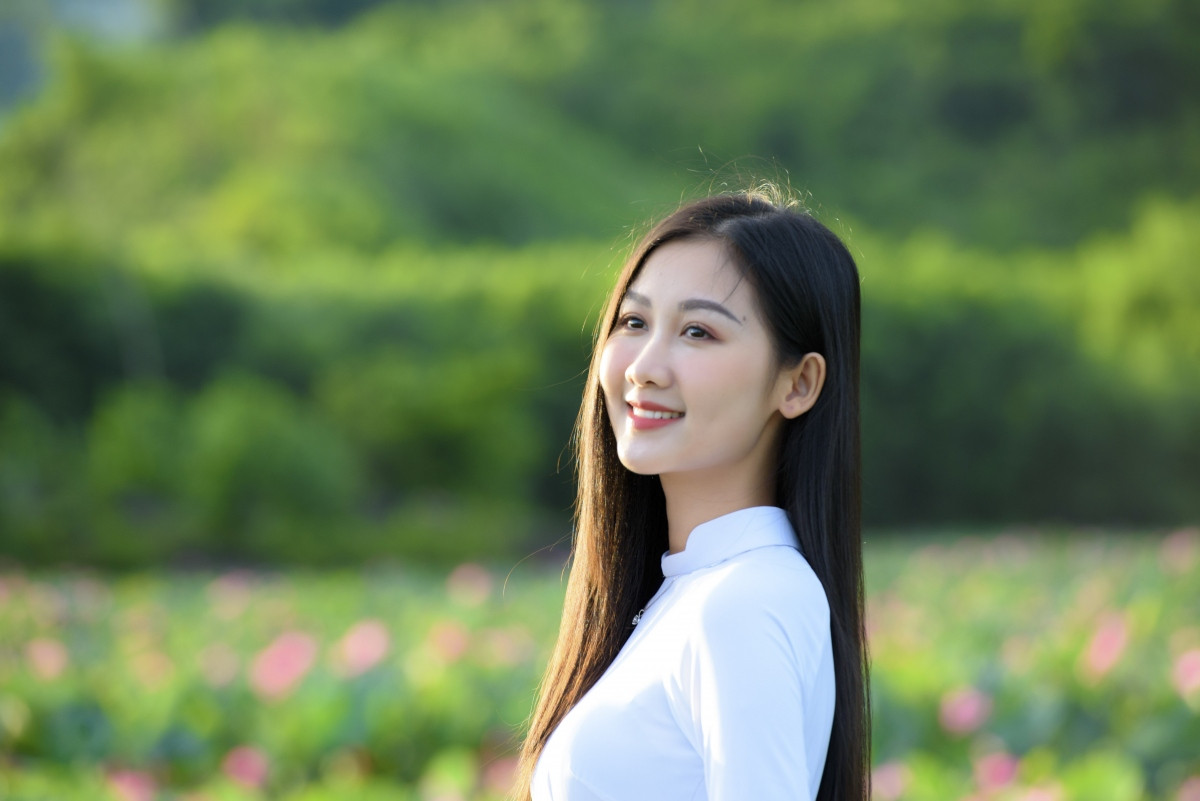 Với vẻ thanh khiết và sắc sen đã thu hút các bạn trẻ tìm đến đầm sen để ghi lại những khoảnh khắc khó quên.