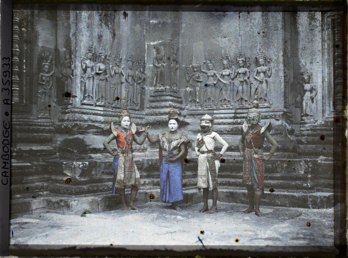 Các vũ công tạo dáng trước một nhóm tượng vũ nữ apsara.