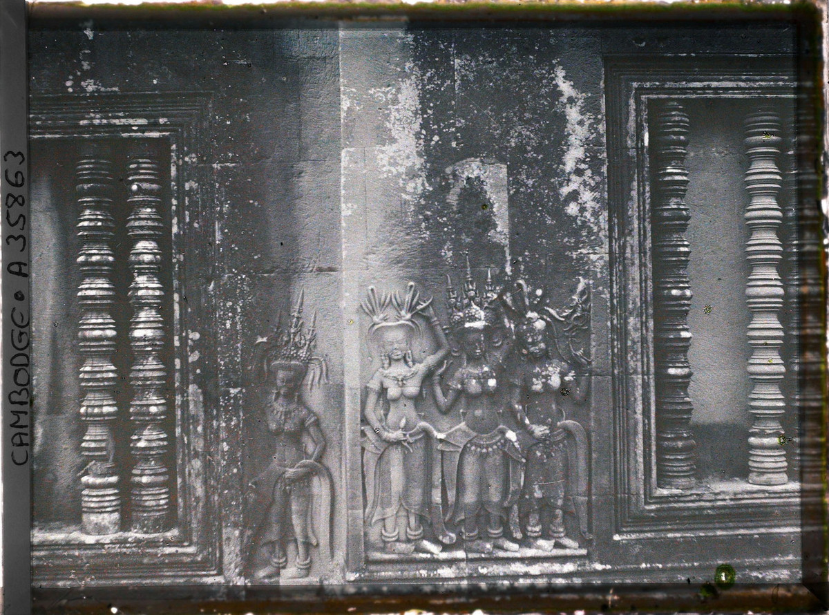 Cận cảnh một bức phủ điêu chạm hình apsara.