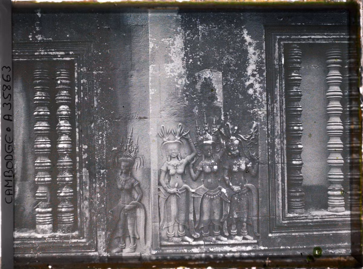 Cận cảnh một bức phủ điêu chạm hình apsara.