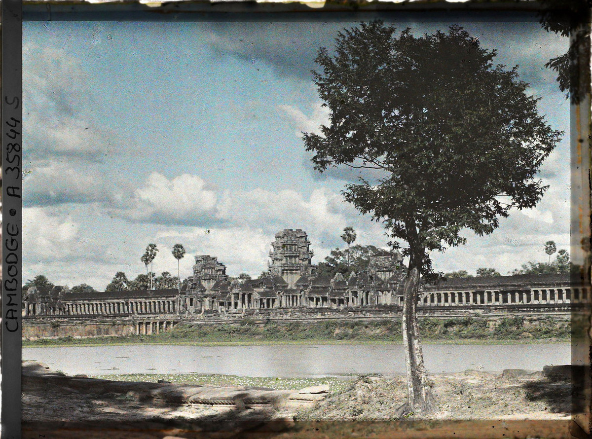 Hào nước và các công trình vòng ngoài của Angkor Wat, Campuchia năm 1921. Ảnh: Léon Busy/Collections.albert-kahn.hauts-de-seine.fr.