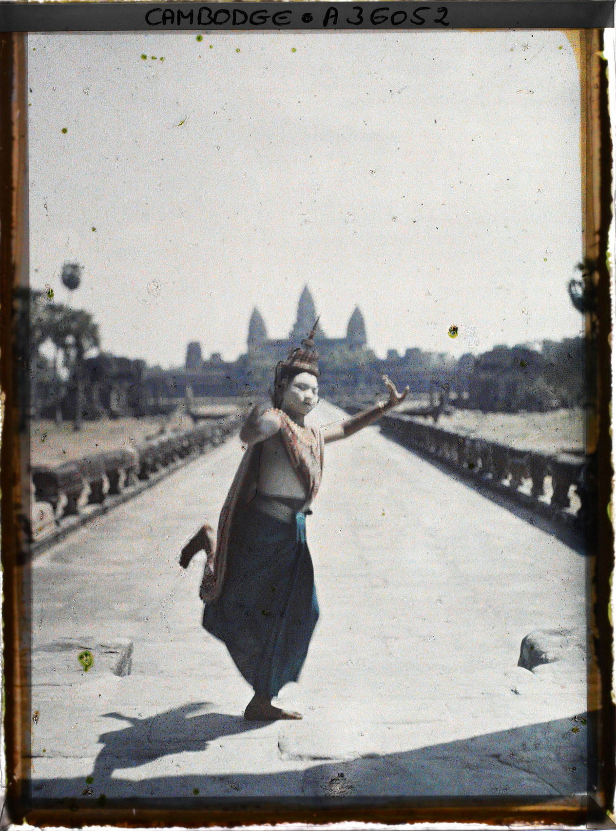 Một vũ công nhảy múa trên con đường dẫn vào đền chính.