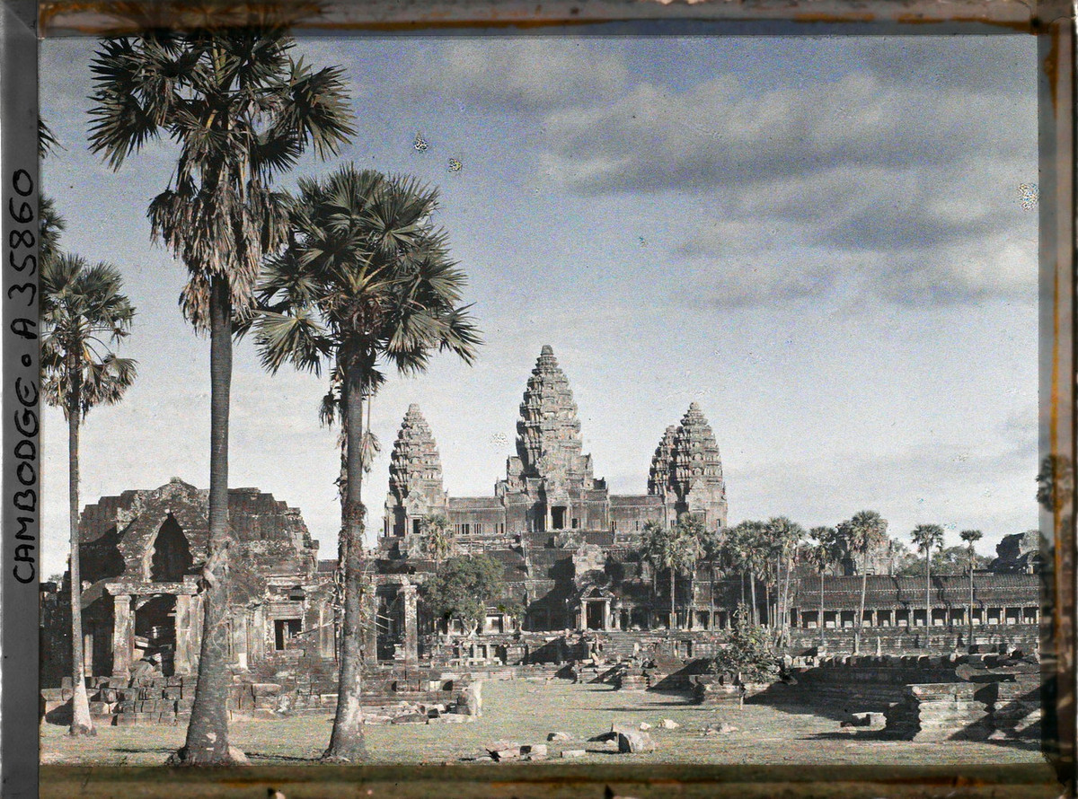 Toàn cảnh khu vực trung tâm của Angkor Wat với núi đền ở giữa. Công trình bên trái là thư viện phía Bắc con đường lớn dẫn vào khu đền chính.
