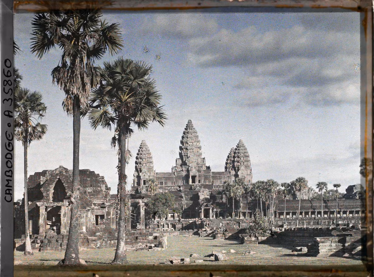 Toàn cảnh khu vực trung tâm của Angkor Wat với núi đền ở giữa. Công trình bên trái là thư viện phía Bắc con đường lớn dẫn vào khu đền chính.