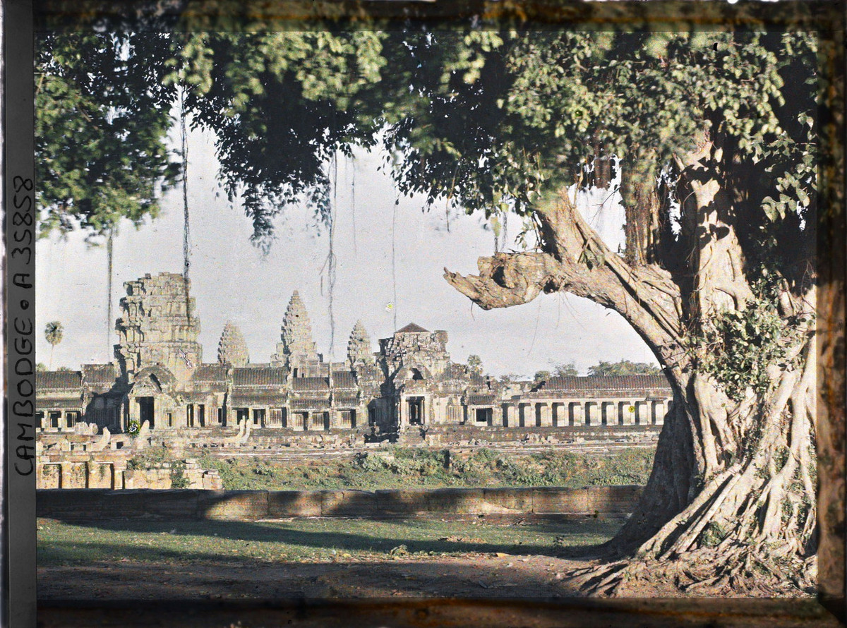 Từ lối vào phía Tây nhìn về khu vực trung tâm Angkor Wat.