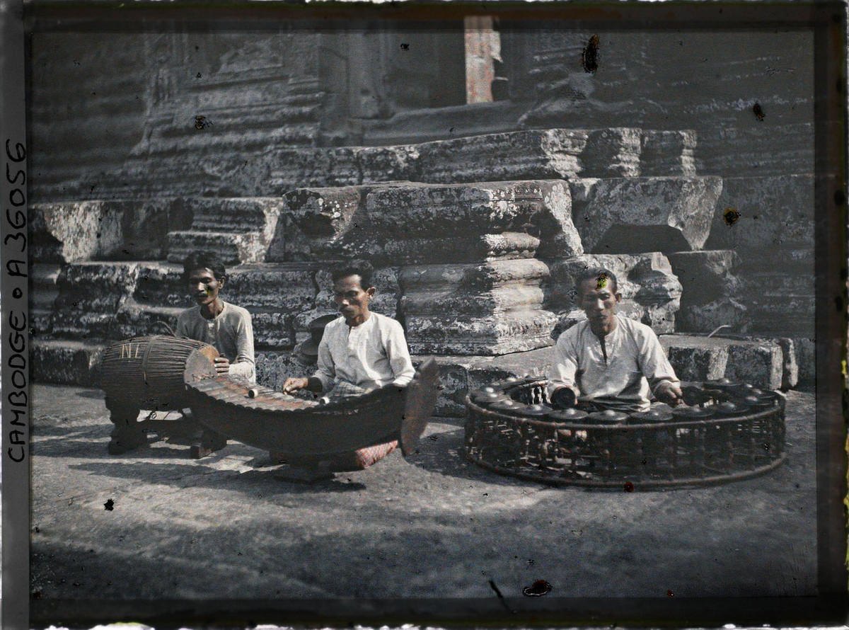 Các nhạc công biểu diễn nhạc cụ truyền thống.