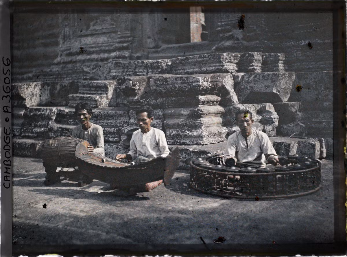 Các nhạc công biểu diễn nhạc cụ truyền thống.