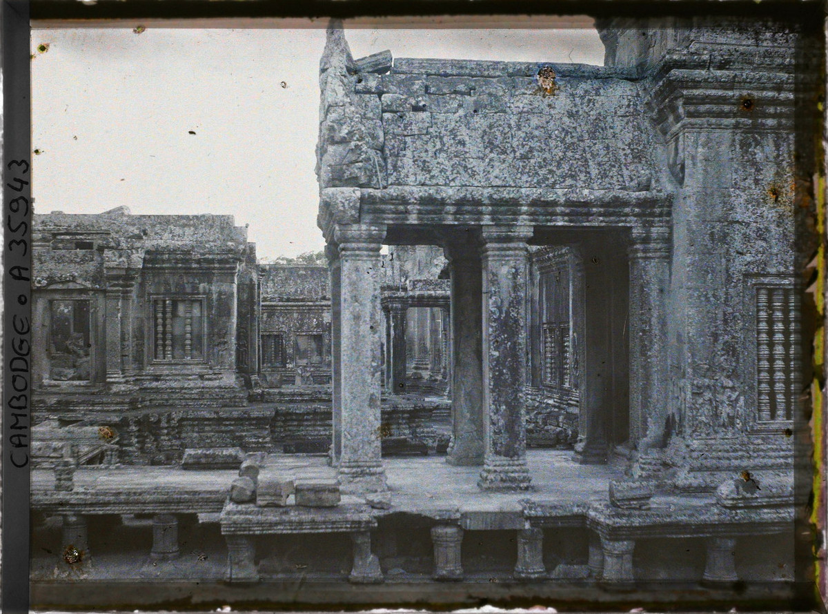 Một hàng hiên tại tầng thứ ba của núi đền, Angkor Wat năm 1921. Ảnh: Léon Busy / Collections.albert-kahn.hauts-de-seine.fr.
