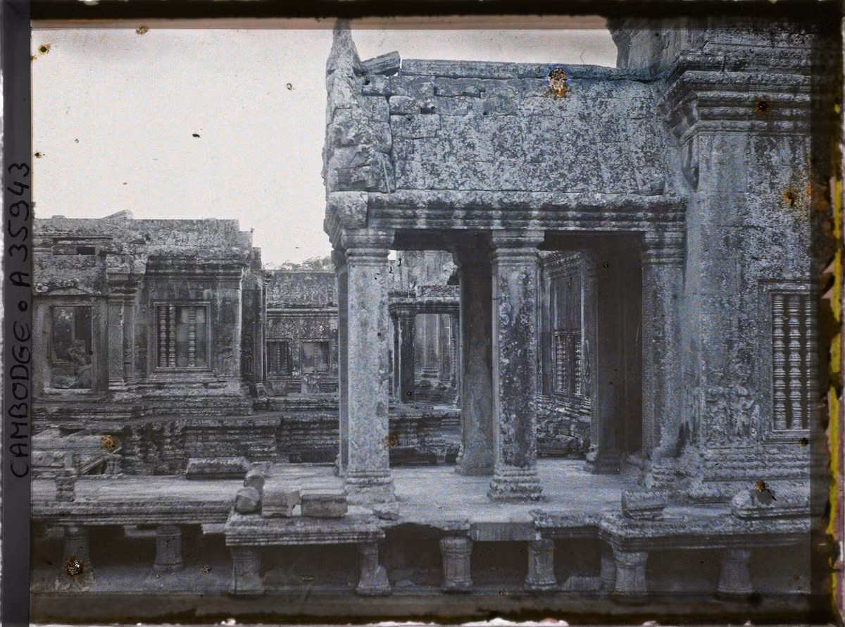 Một hàng hiên tại tầng thứ ba của núi đền, Angkor Wat năm 1921. Ảnh: Léon Busy / Collections.albert-kahn.hauts-de-seine.fr.