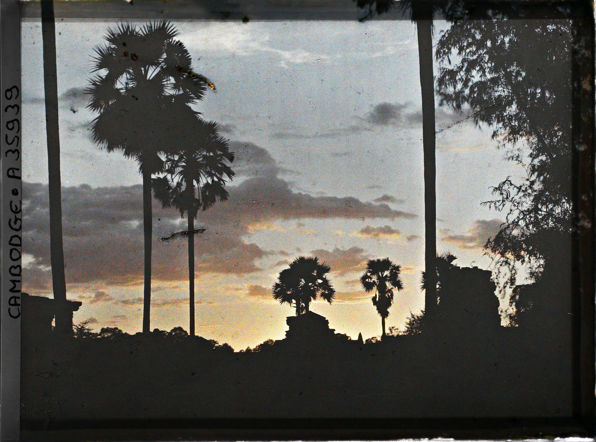 Hoàng hôn trên thánh địa Angkor Wat.