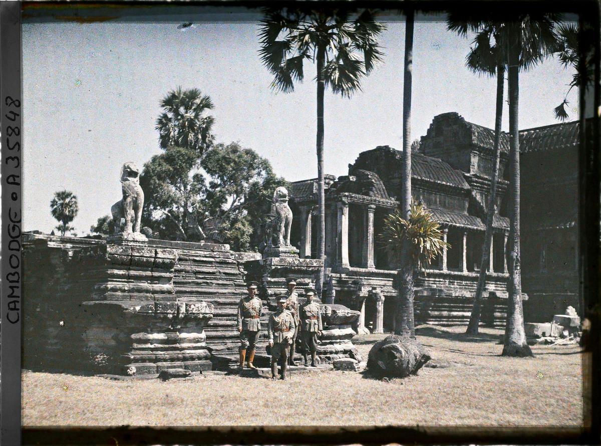 Vị hoàng tử Thái Lan, một trong các con trai của vua Rama V, tham quan Angkor Wat cùng ba sĩ quan tùy tùng.