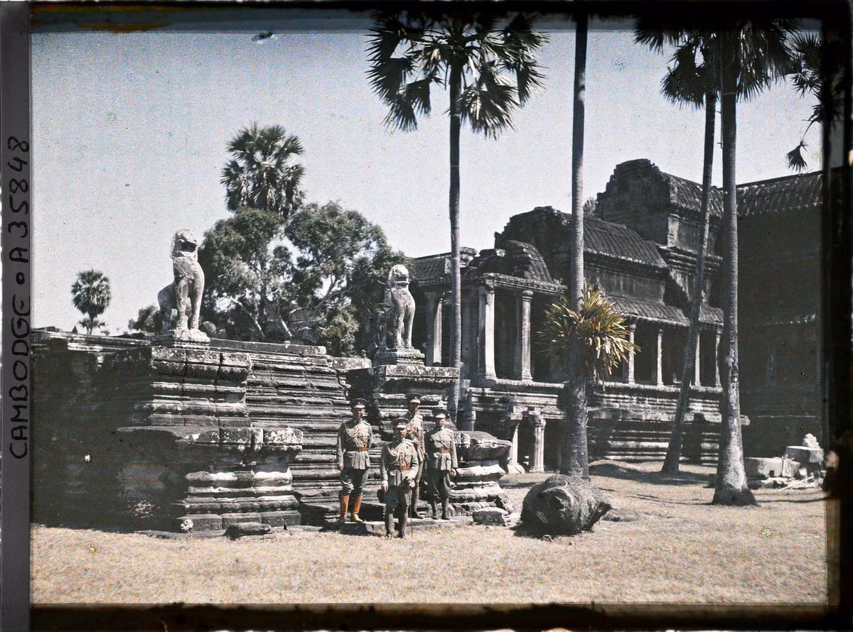 Vị hoàng tử Thái Lan, một trong các con trai của vua Rama V, tham quan Angkor Wat cùng ba sĩ quan tùy tùng.