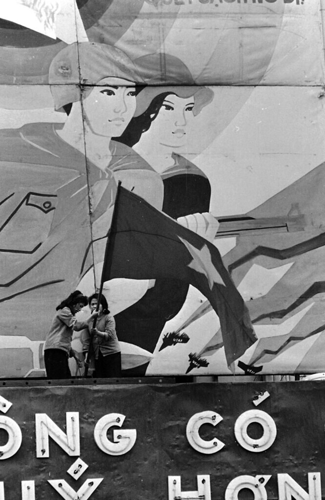 Hai người phụ nữ cắm cờ Tổ quốc ở tòa nhà góc Tràng Tiền - Đinh Tiên Hoàng, 3/4/1973.