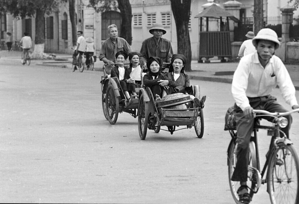 Các cụ bà trên xe xích lô, 4/4/1973.