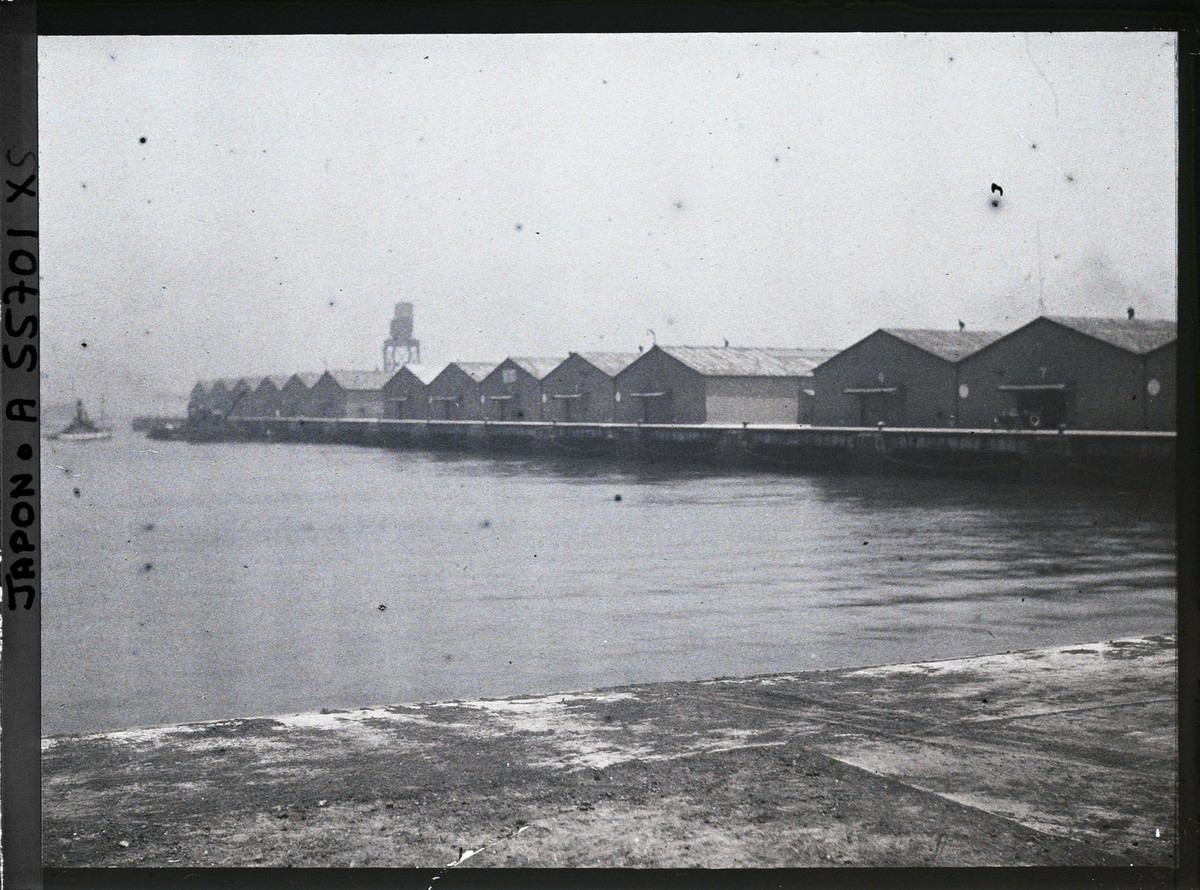 Dãy nhà kho trên bến cảng.