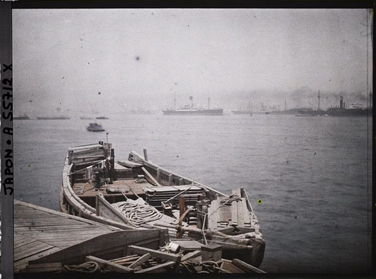 Con thuyền đóng bằng gỗ ở bến.