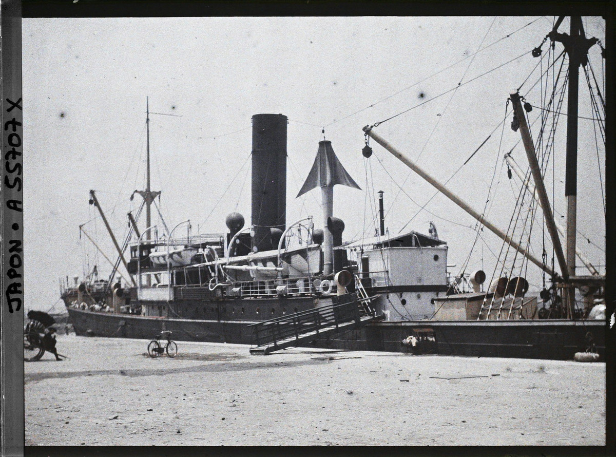 Một con tàu neo đậu ở cảng Yokomama.