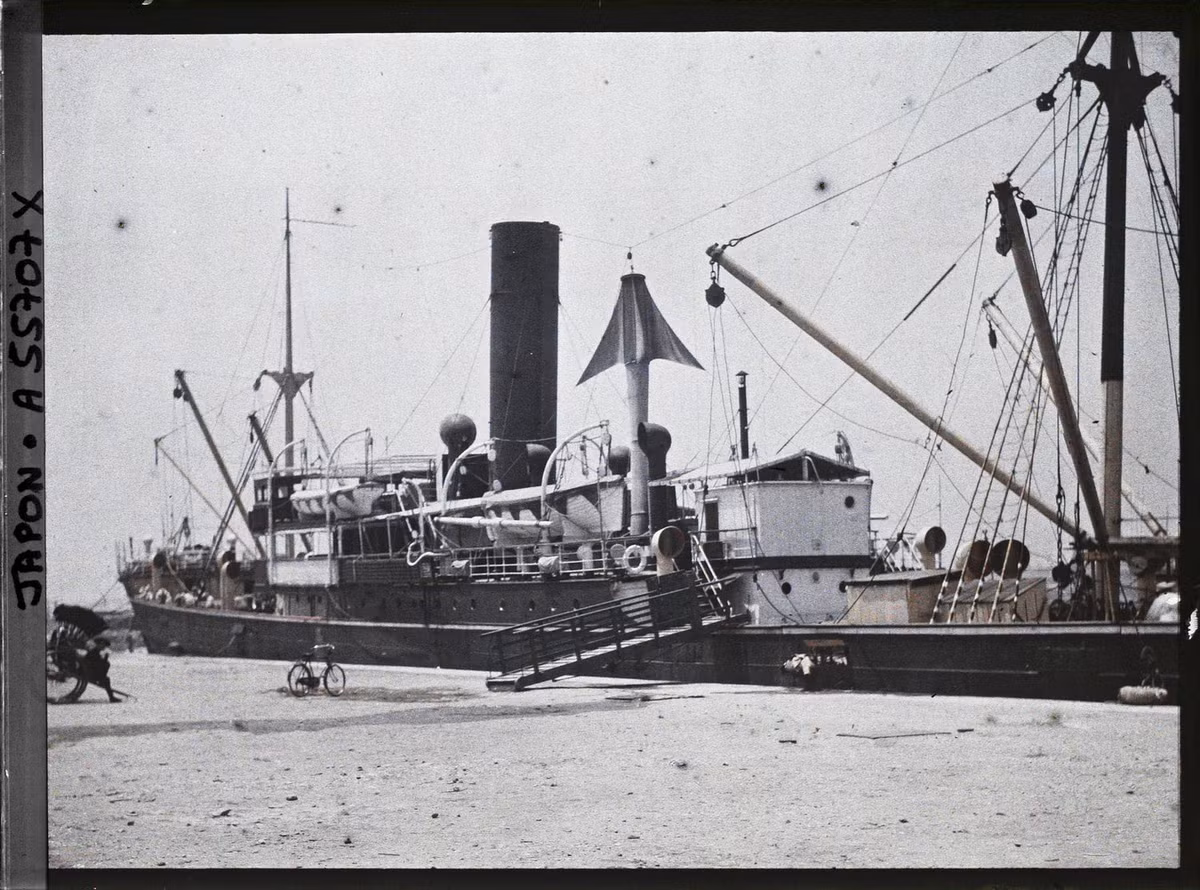 Một con tàu neo đậu ở cảng Yokomama.