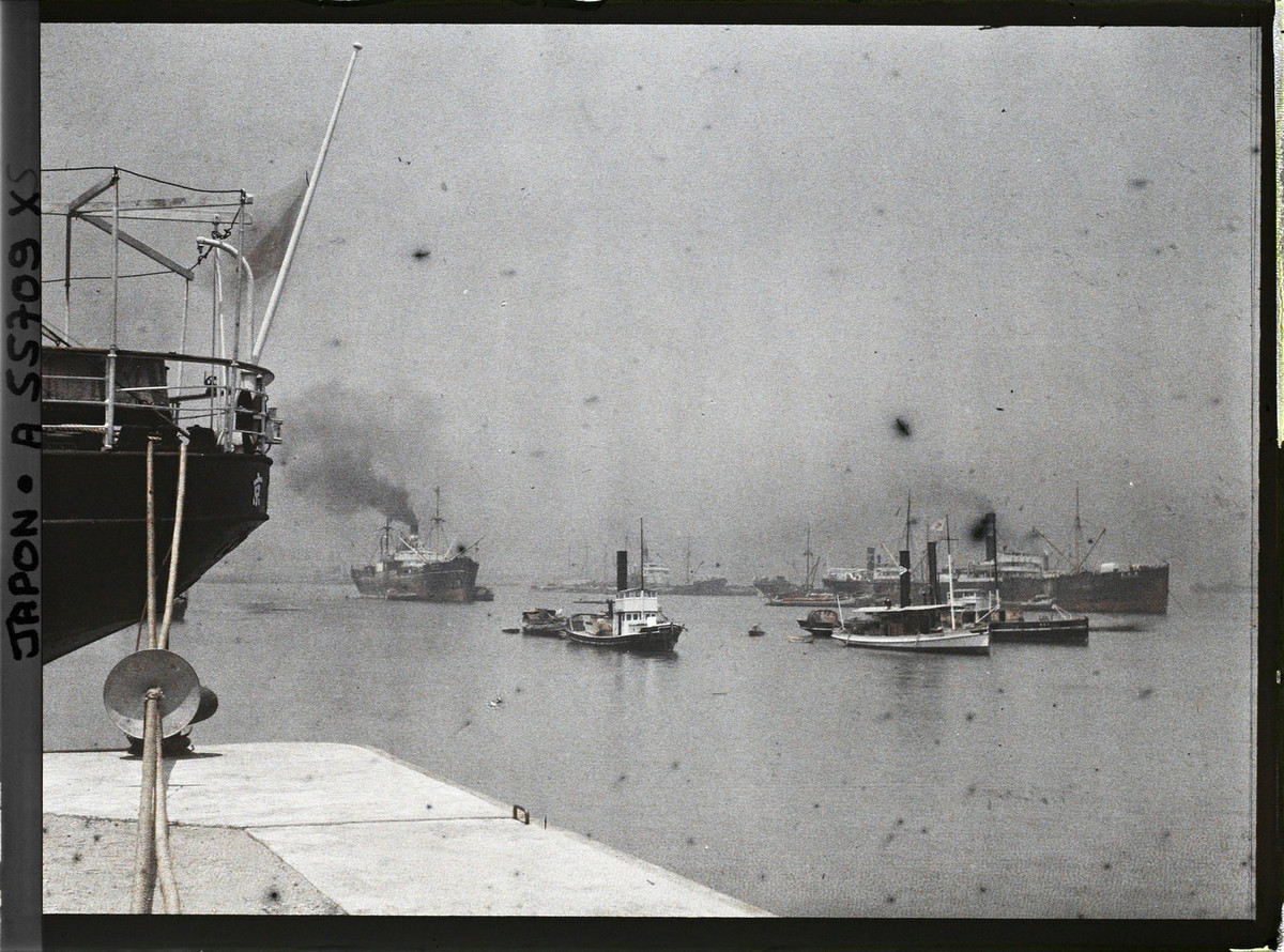 Từ một cầu cảng nhìn ra biển.