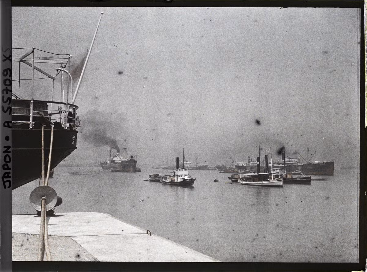 Từ một cầu cảng nhìn ra biển.