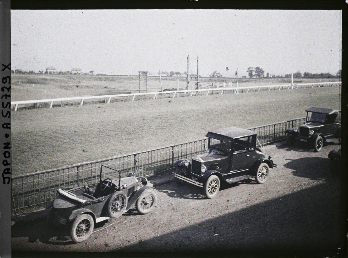 Những chiếc xe hơi ở trường đua ngựa Yokohama.