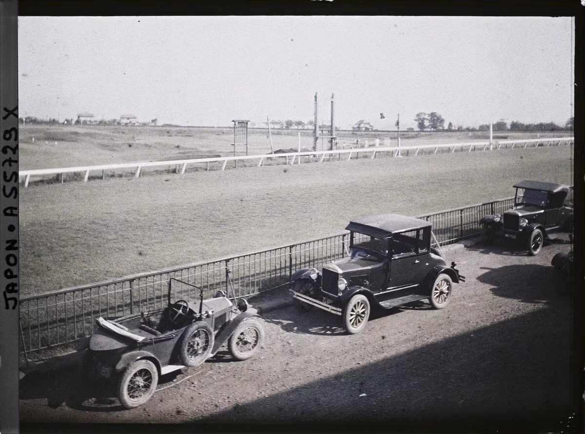 Những chiếc xe hơi ở trường đua ngựa Yokohama.