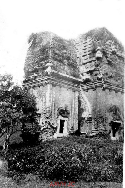  Tháp Chăm Hưng Thạnh, còn được gọi là tháp Đôi ở Quy Nhơn, Bình Định, Việt Nam năm 1926. Ảnh: Aavh.org.