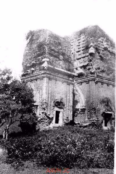  Tháp Chăm Hưng Thạnh, còn được gọi là tháp Đôi ở Quy Nhơn, Bình Định, Việt Nam năm 1926. Ảnh: Aavh.org.
