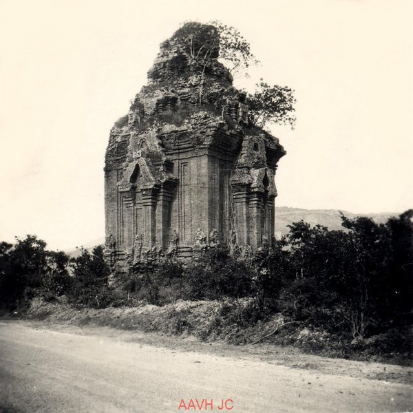 Tháp Hòa Lai nằm bên đường Quốc lộ 1, Ninh Thuận năm 1934.